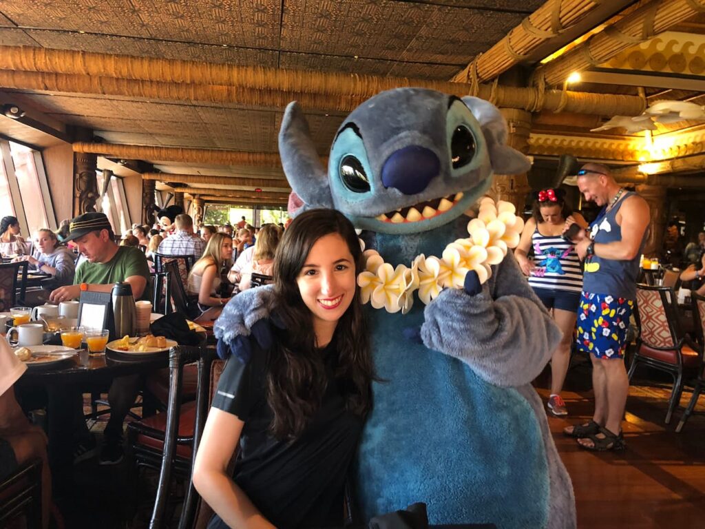 Moça posa para foto com o Stitch, do filme Lilo & Stitch, no restaurante Ohana, durante a refeição com personagens no hotel Polynesian Resort, da Disney World