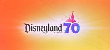 Imagem que mostra o início da celebração de 70 anos da Disneyland Resort, na California. Possui um lindo castelo, simbolo do parque