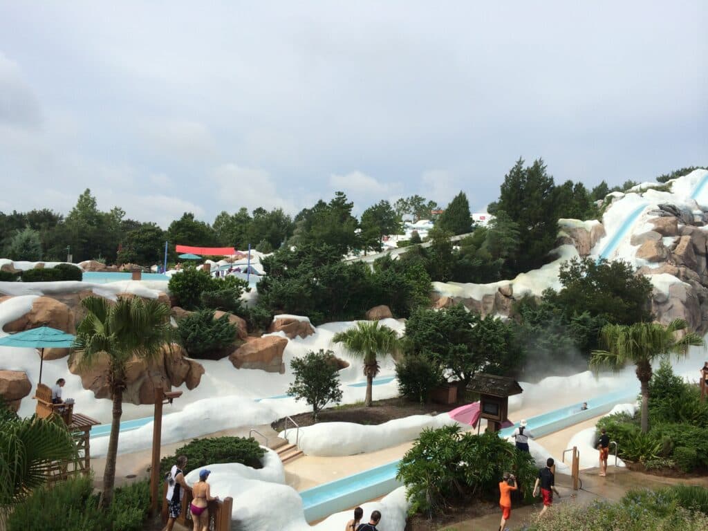 Foto mostra o toboágua no parque aquático Disney's Blizzard Beach, com suas neves derretidas em volta e árvores