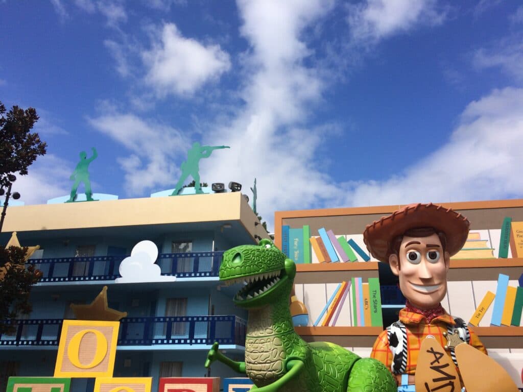 Uma das construções do hotel Disney's All Star Movies Resort, o hotel mais econômico de todo o complexo Walt Disney World. Na foto podemos ver um Woody e seu parceiro Rex, personagens do filme Toy Story, ao lado de alguns blocos de brincar com letras, fazendo parecer que os hóspedes são pequenos brinquedos, já que eles estão em tamanho gigante.