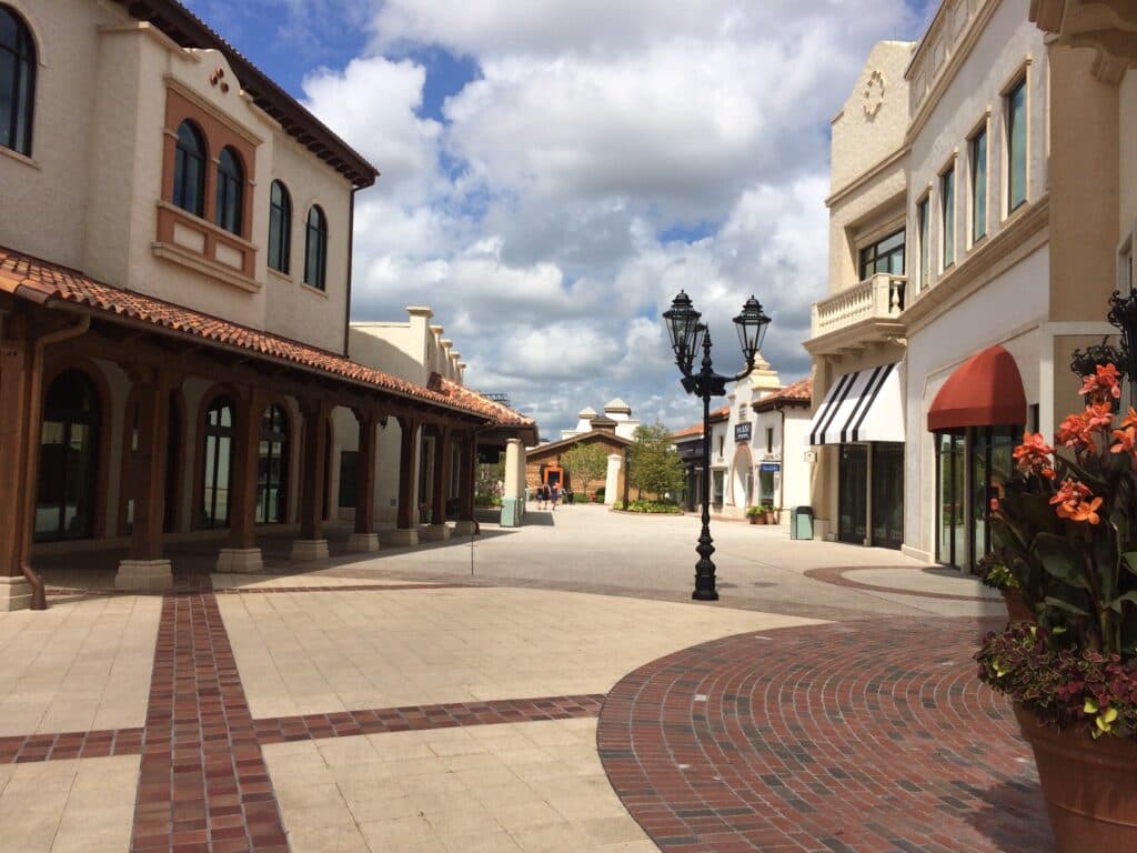 Foto que mostra parte do complexo de compras da Disney World, o Disney Springs, com suas diversas lojas 