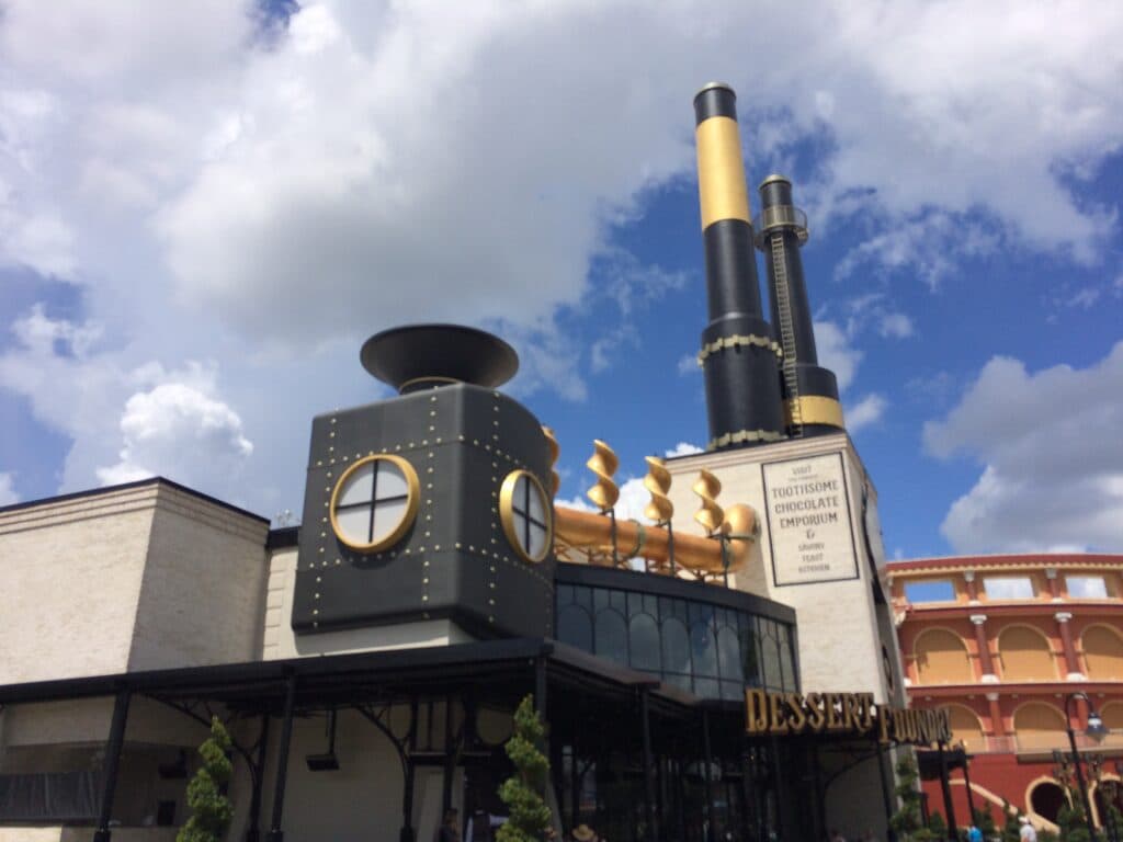 Foto que mostra a fábrica de chocolates Toothsome Chocolate Emporium no Citywalk da Universal em Orlando. Ao fundo um céu bem azul de um lindo dia para estar nos parques