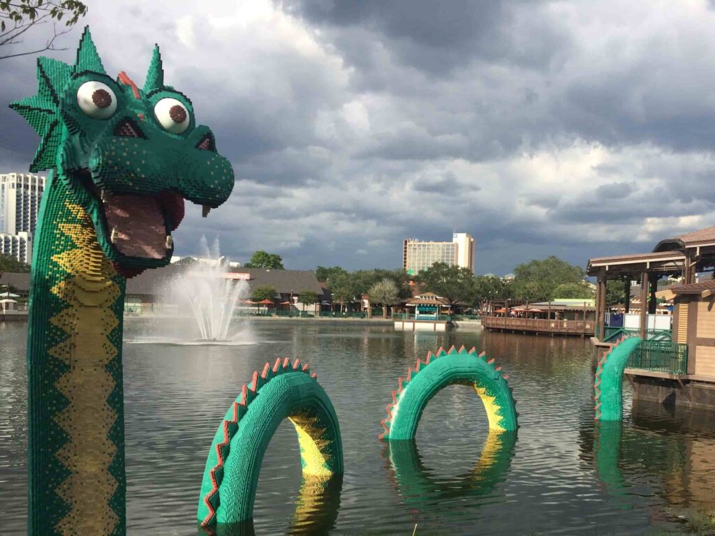 Monstro do lado feito de pecinhas de LEGO, localizado em Disney Springs, antigo Downtown Disney