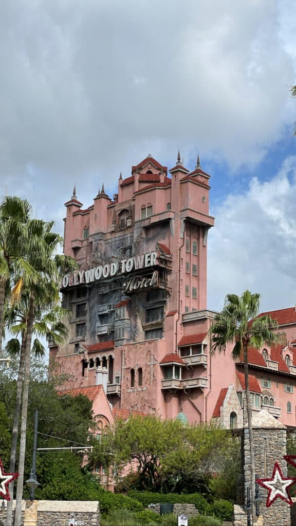 Imagem mostra uma das atrações mais clássicas do parque Hollywood Studios, a Twilight Zone Tower of Terror, ou torre do terror