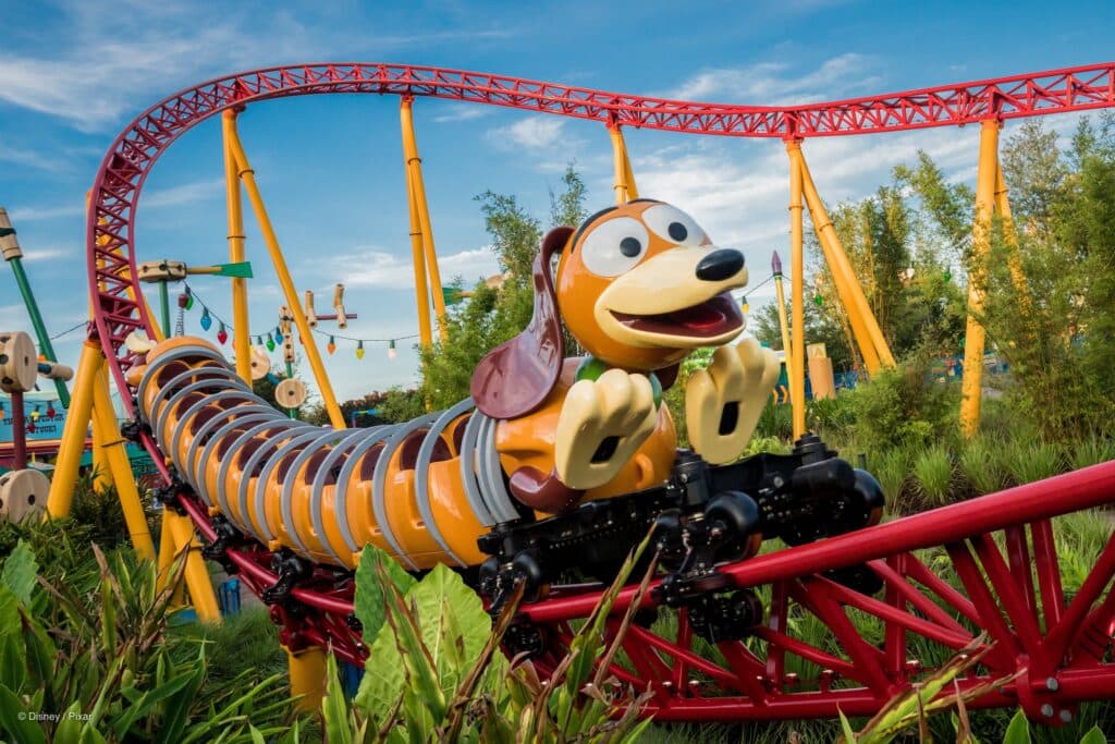 Foto mostra o Slinky Dog, personagem de brinquedo do filme Toy Story em forma de carrinho da montanha russa Slinky Dog Dash na Toy Story Land no parque temático Hollywood Studios, Disney World, Orlando