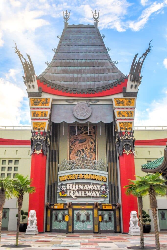 Teatro Chinês onde fica a atração Mickey & Minnie's Runaway Railway no parque da Disney Hollywood Studios, em Orlando