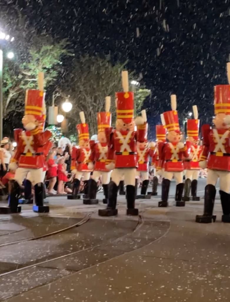 Soldadinhos de chumbo marcham ao longo da Main Street durante a Parade especial da festa Mickey's Very Merry Christmas Party, onde também há neve no parque Magic Kingdom em Orlando