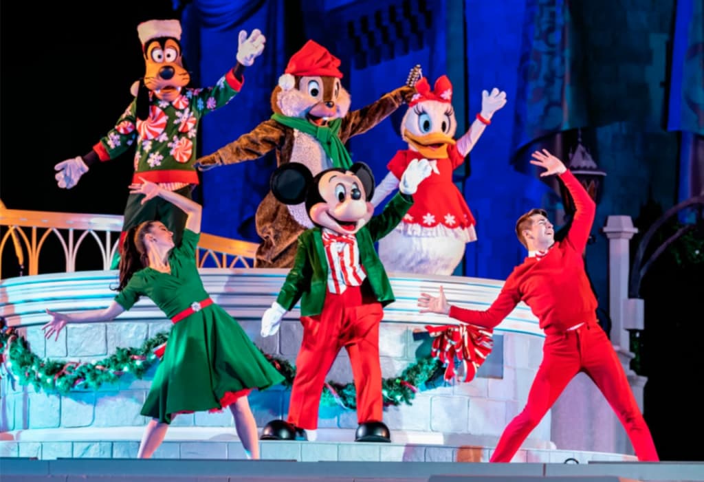 Show natalino com Mickey Mouse, Pateta, Tico, Margarida e um casal de dançarinos, que animam a festa de natal do Magic Kingdom, a Mickey's Very Merry Christmas Party em Orlando