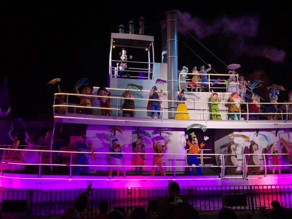 Barco a vapor da parte final do show noturno Fantasmic, que acontece no parque Hollywood Studios em Walt Disney World Resort Florida. É possível ver na foto o Mickey em seu barco a vapor e muitos outros personagens da Disney acenando, dentre eles temos, os 7 anões junto a Branca de Neve o Príncipe, o Tico e Teco, Minnie Mouse, Pluto, Pateta, Pato Donald e outros.