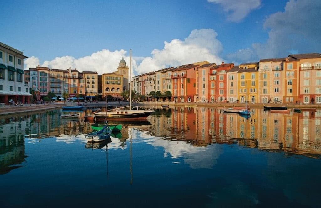 Foto que mostra o hotel Porofino da Universal Orlando Resort, que faz alusão a uma vila italiana, tendo típicas construções como a da região em torno de um lago com barquinhos