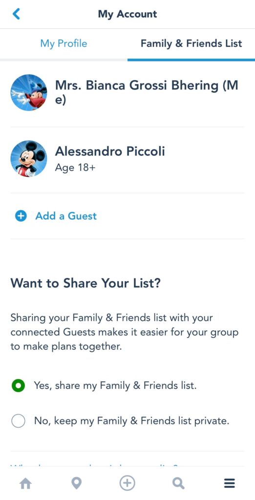 Print da tela de celular no app My Disney Experience que mostra a seção amigos e família, onde é possível cadastrar todos as pessoas que estão viajando e indo aos parques com você.