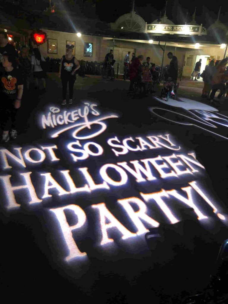 foto mostra projeção no chão do parque magic kingdom, da disney em um dia de halloween, a mickey's not so scary halloween party