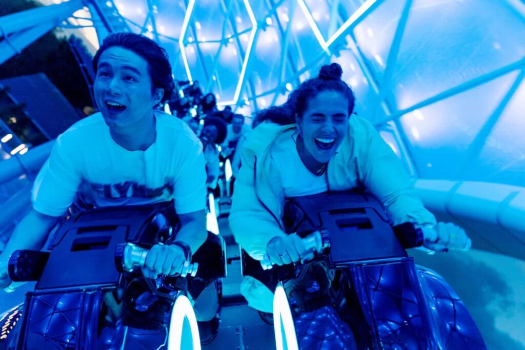 Pessoas andam na emocionante montanha russa Tron Lightcycle/Run, no Magic Kingdom, em Walt Disney World Resort, durante o evento noturno, After Hours