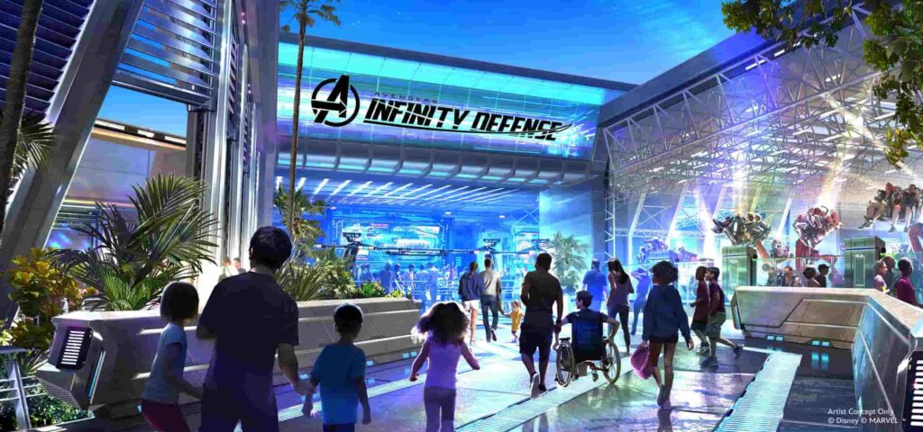 Arte Conceitual da Entrada da nova futura atração da expansão que vai para a Disneyland California, no Avengers Campus, a Infinity Defense, que mostra a fachada bem moderna e iluminada, semelhante ao que vamos nas contruções dos filmes dos vingadores. Mais a frente temos visitantes de diversas idades chegando empolgados na atração e ao lado direito podemos ver uma parte da atração funcionando